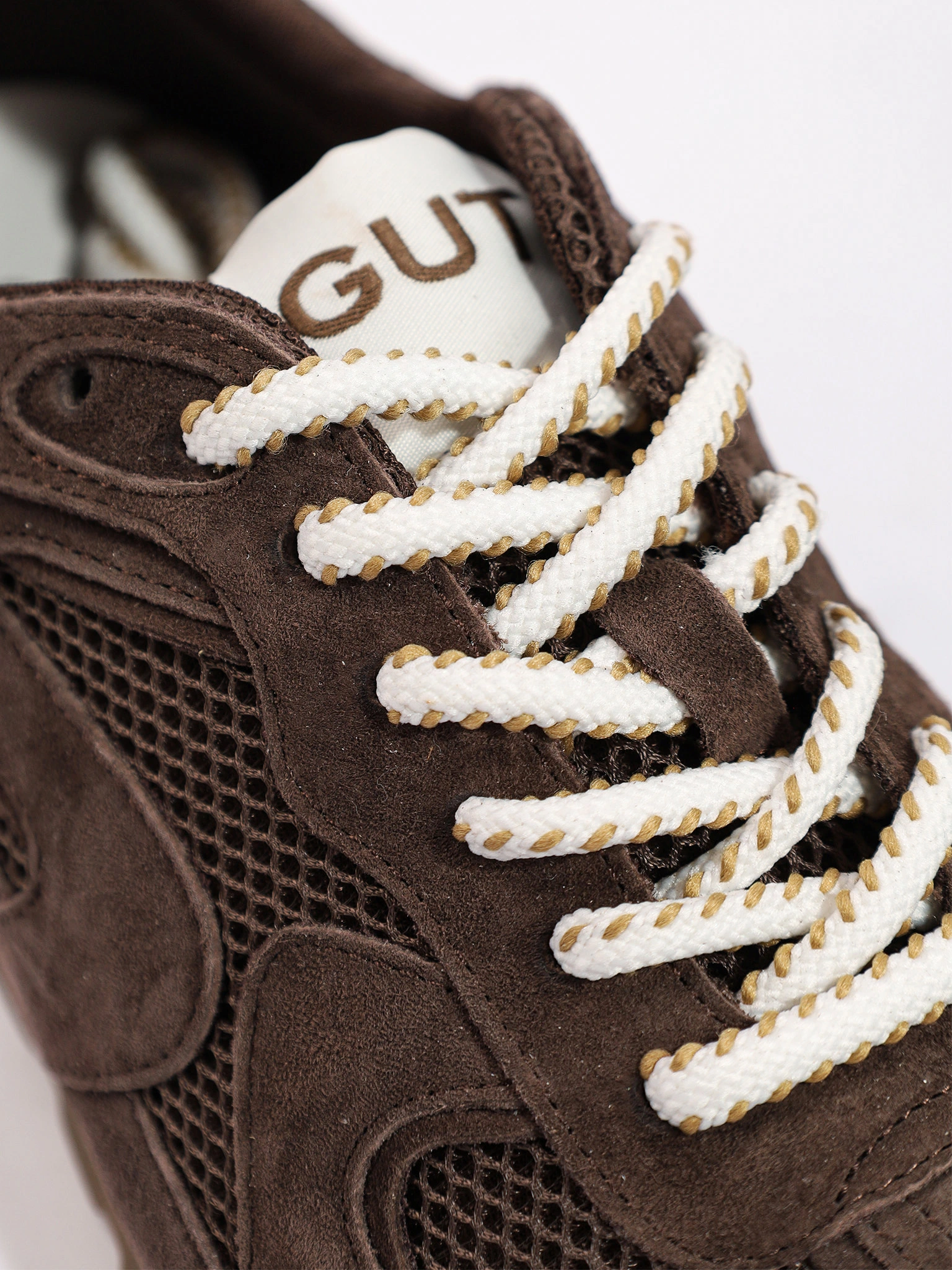 Кроссовки комбинированные темно-коричневого цвета на низкой подошве